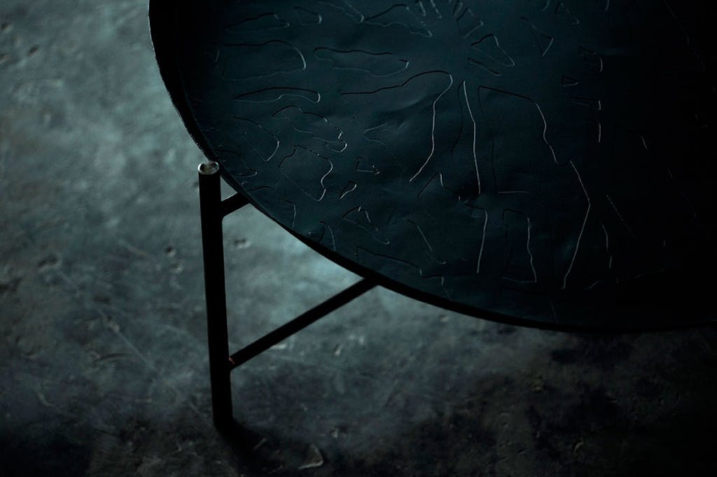 Svärtan bord fra Ikea, med fint, håndlaget preg.