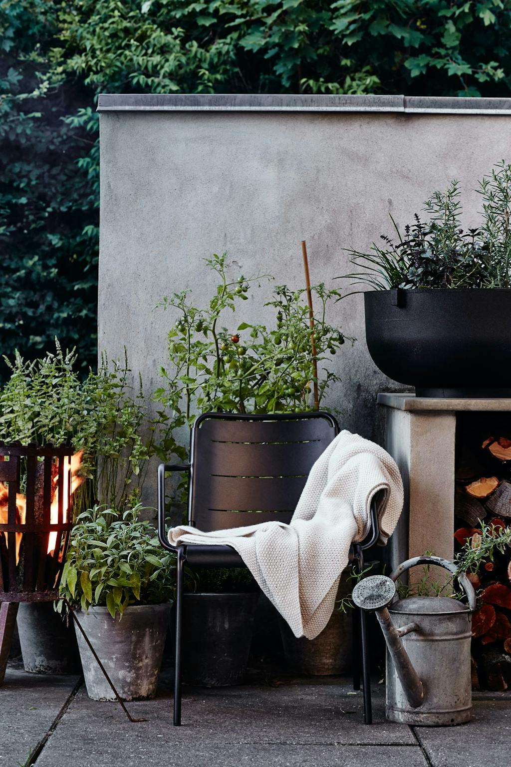 Lun sensommer med bålfat og pledd