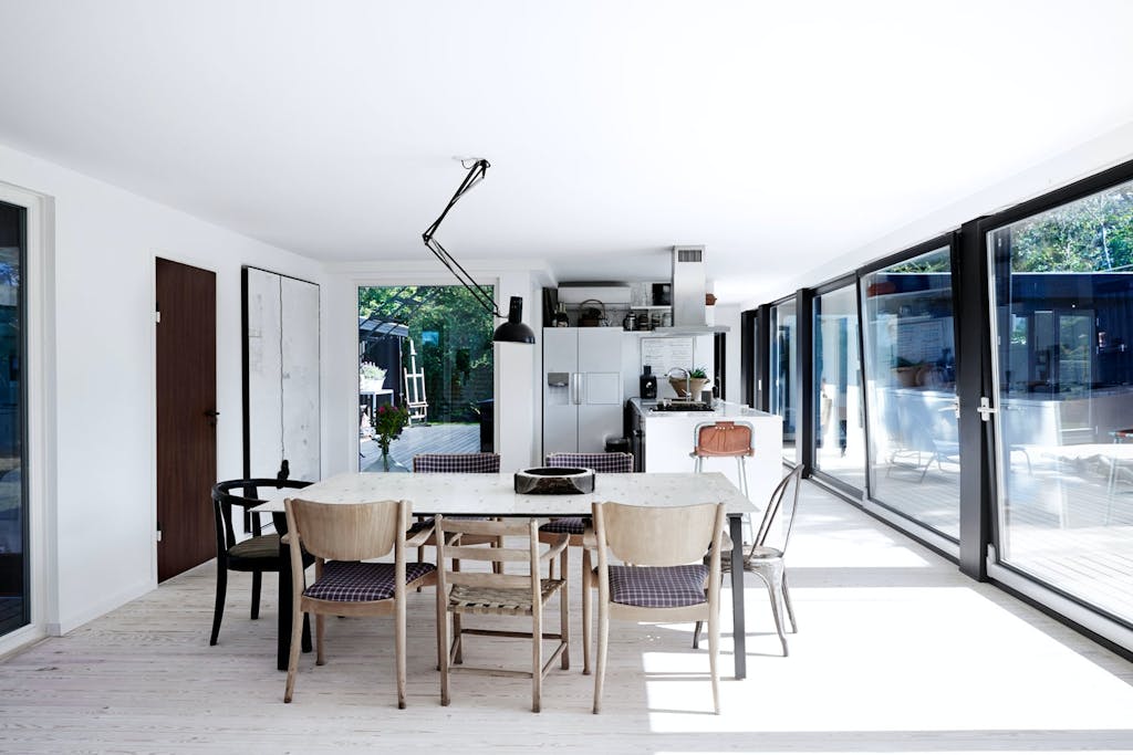 Hvit ramme rundt interiøret