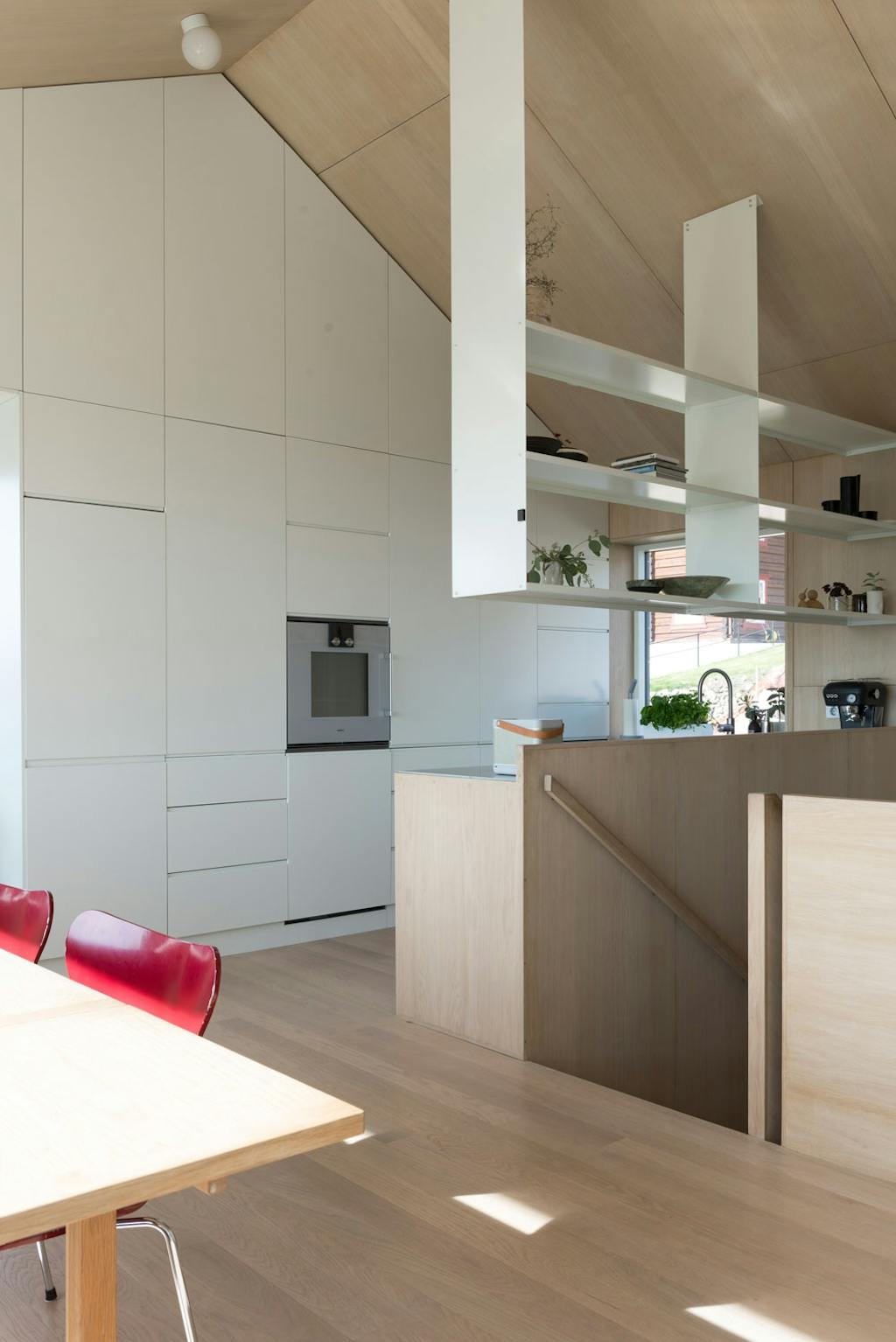 9. Utnyttet takhøyden med luftige hyller