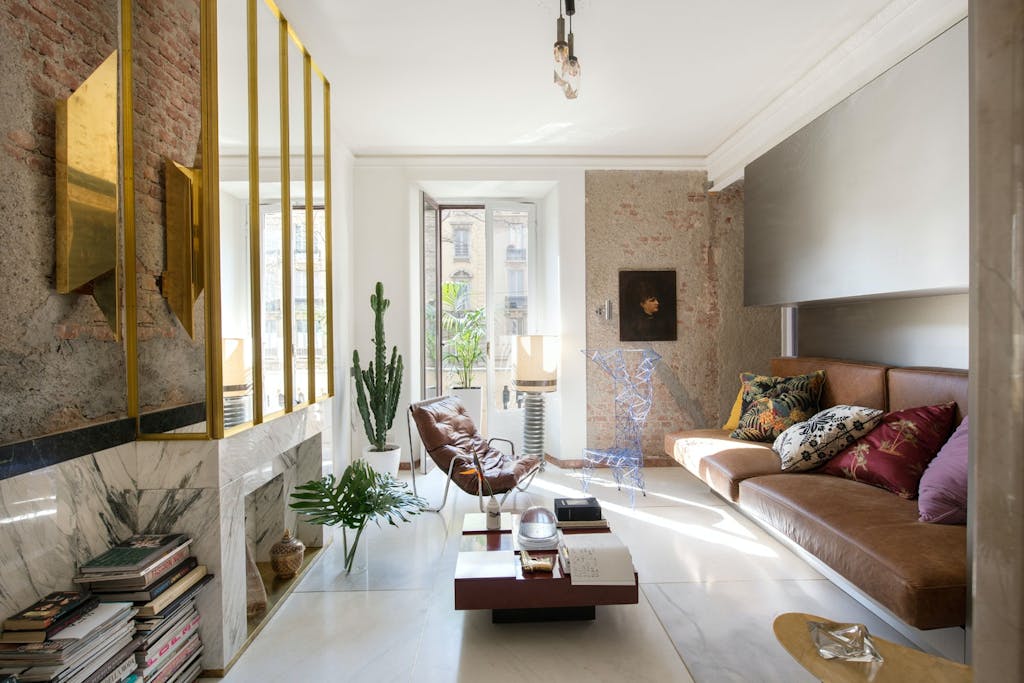 Kontrastvegg i rustfritt stål