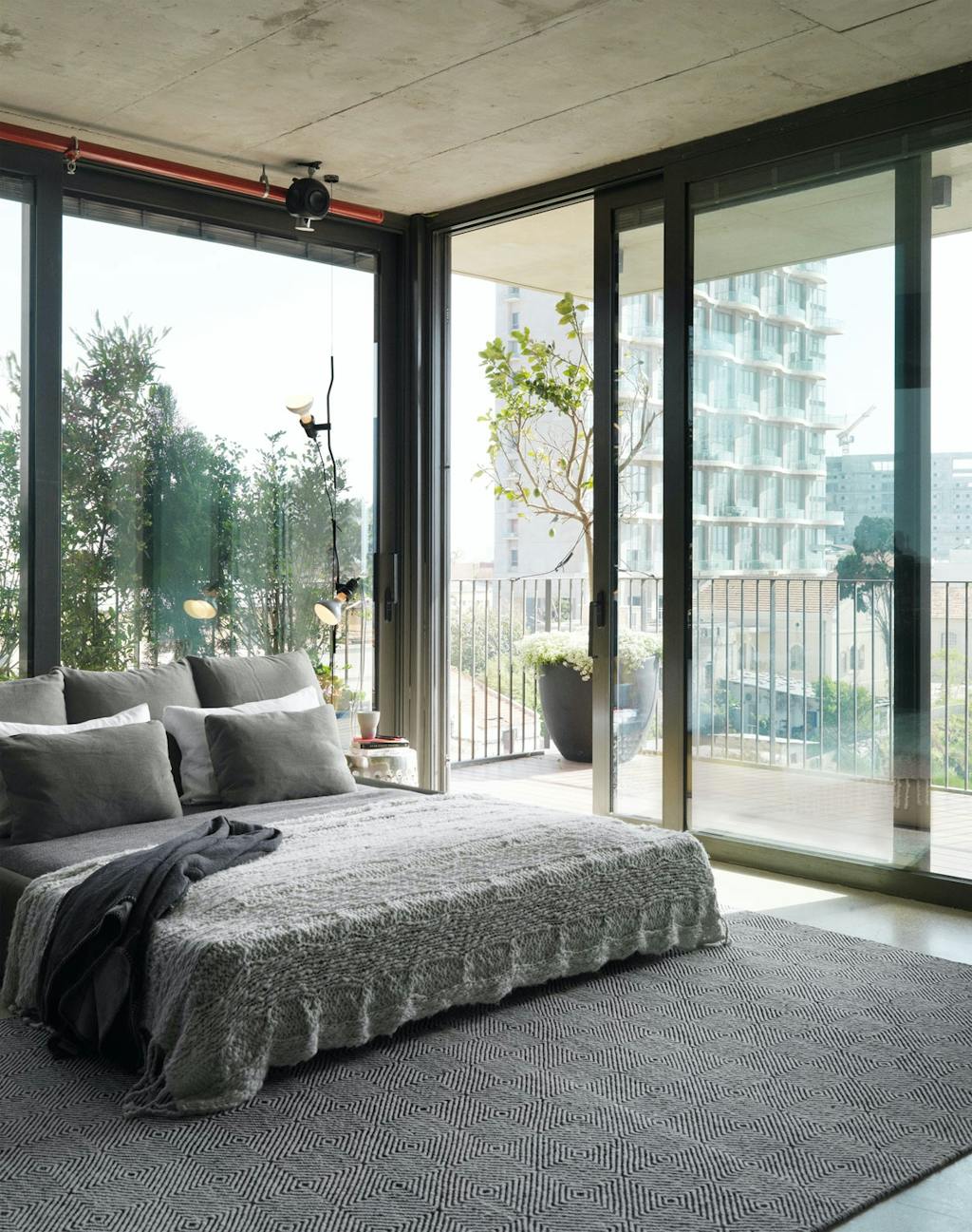 Luftig soverom med utsikt