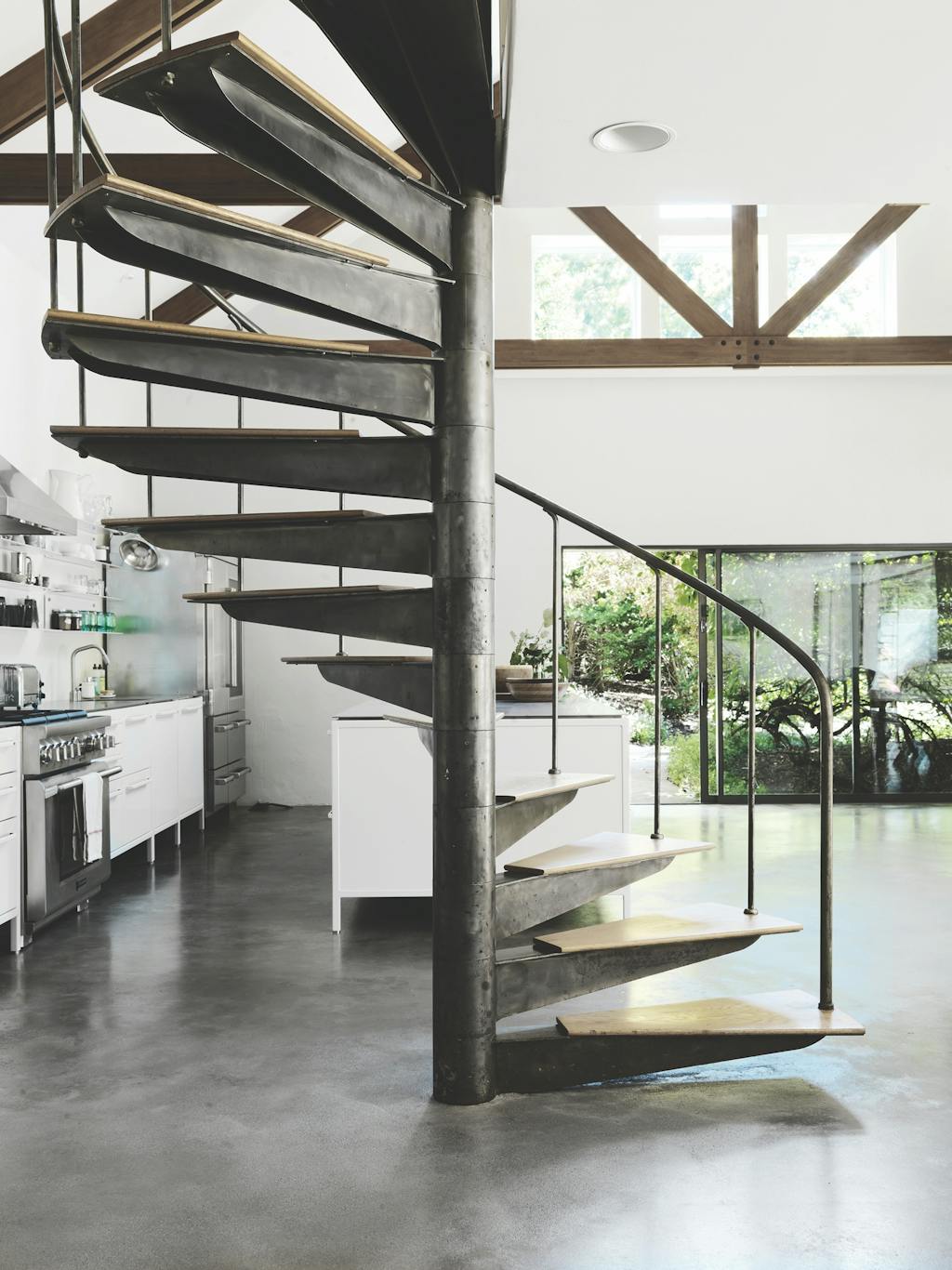 8. Trappen snirkler seg opp i tre og stål