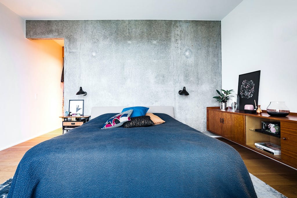 Gråhvit kontrast på soverommet