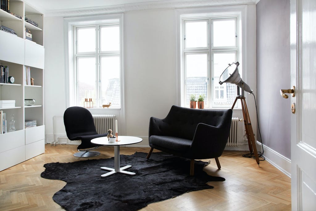 Stolen ble trukket om med et pledd!