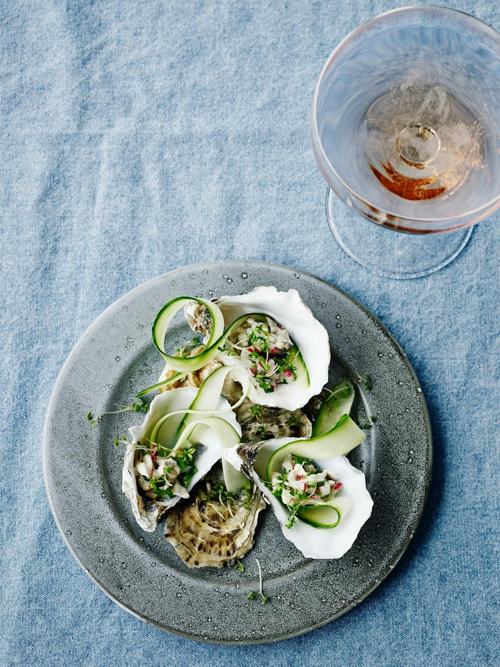 Østerstartar med agurk og reddiker