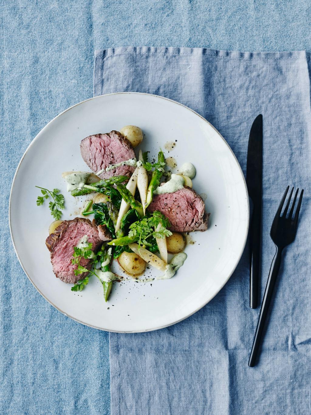 Kalvemørbrad med vårgrønnsaker og sennepskrem