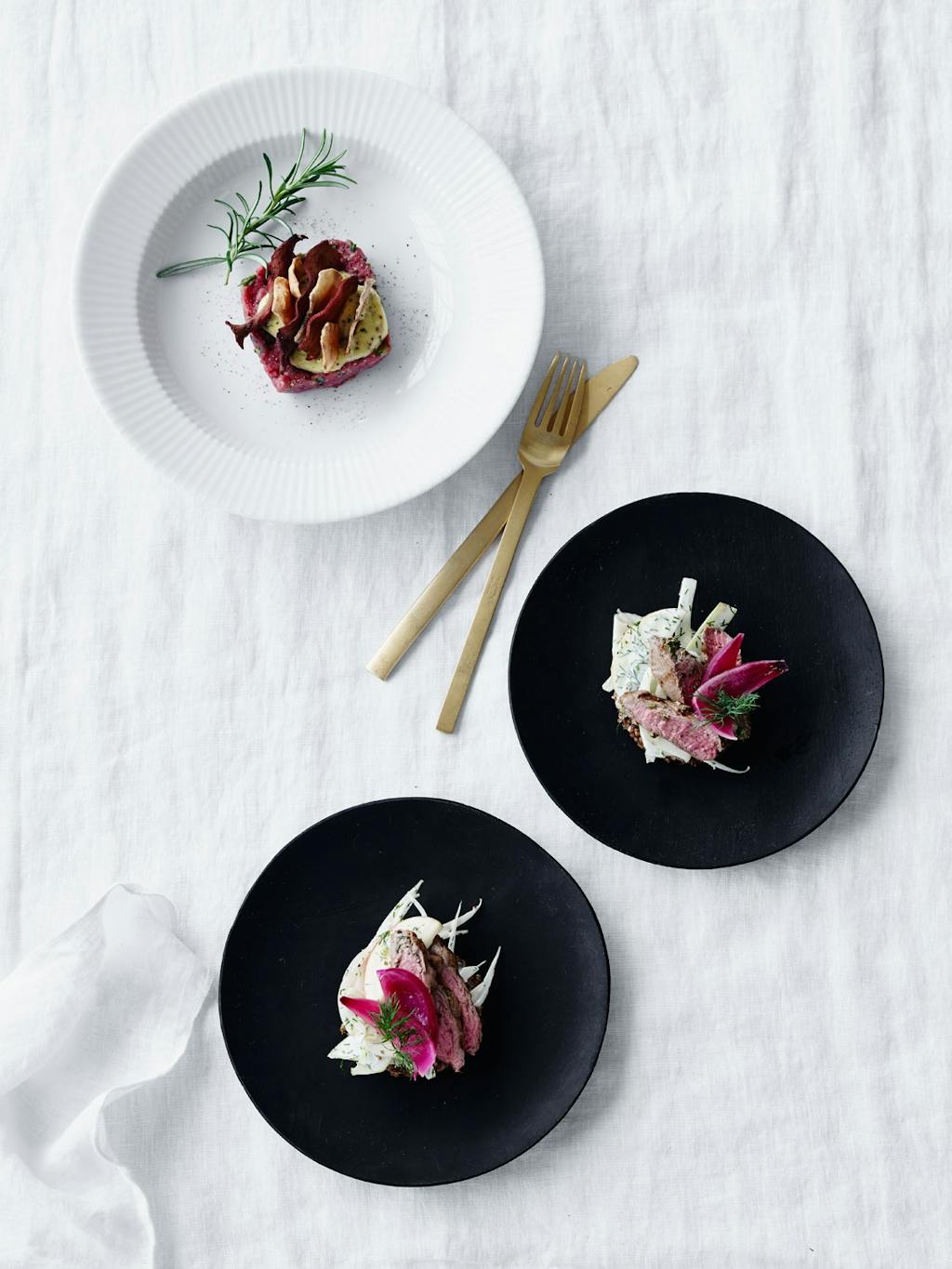 Lam med fennikel og lettsyltet rødløk