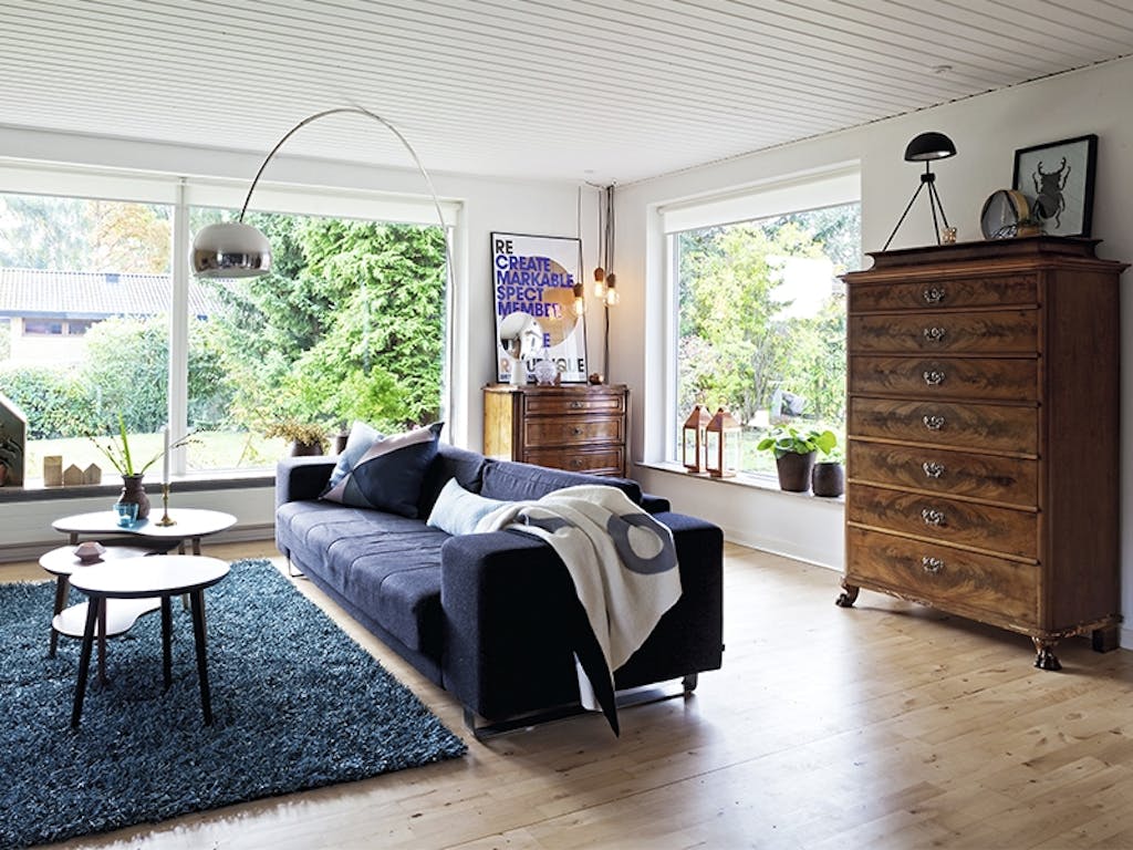 Mørkt tre og gråblå toner 