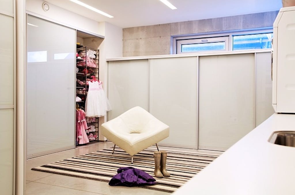 Biinngang med kleshåndtering 