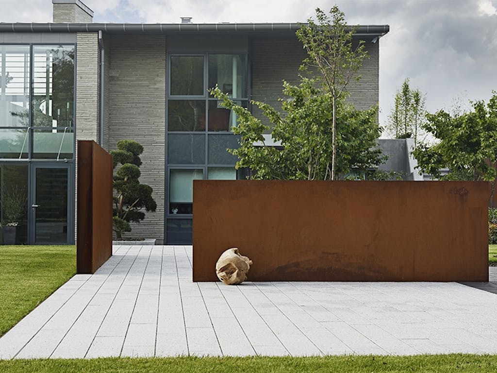 Stramme stålvegger skaper fine uterom