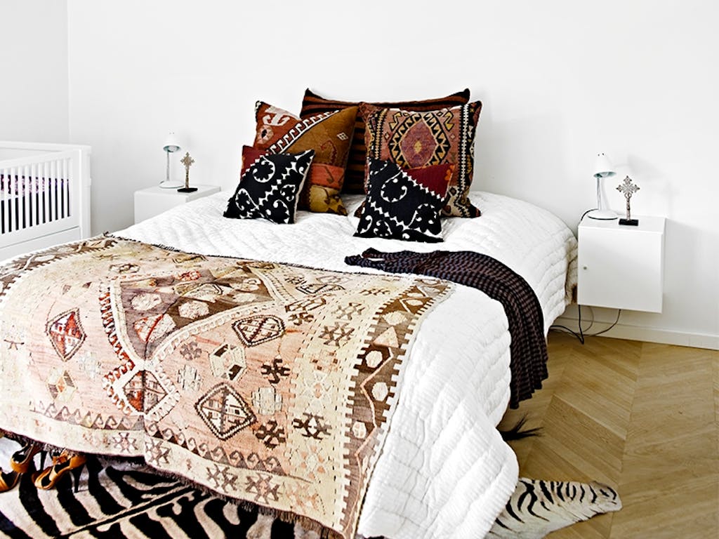 Stilige detaljer på sengen