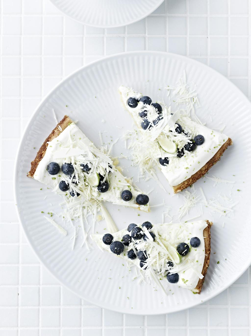  
Dessert: Hvit sjokoladekake med lime og blåbær