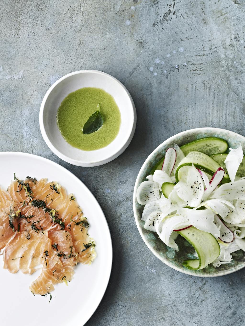  
Forrett: Hjemmegravet laks med sprø grønnsaker