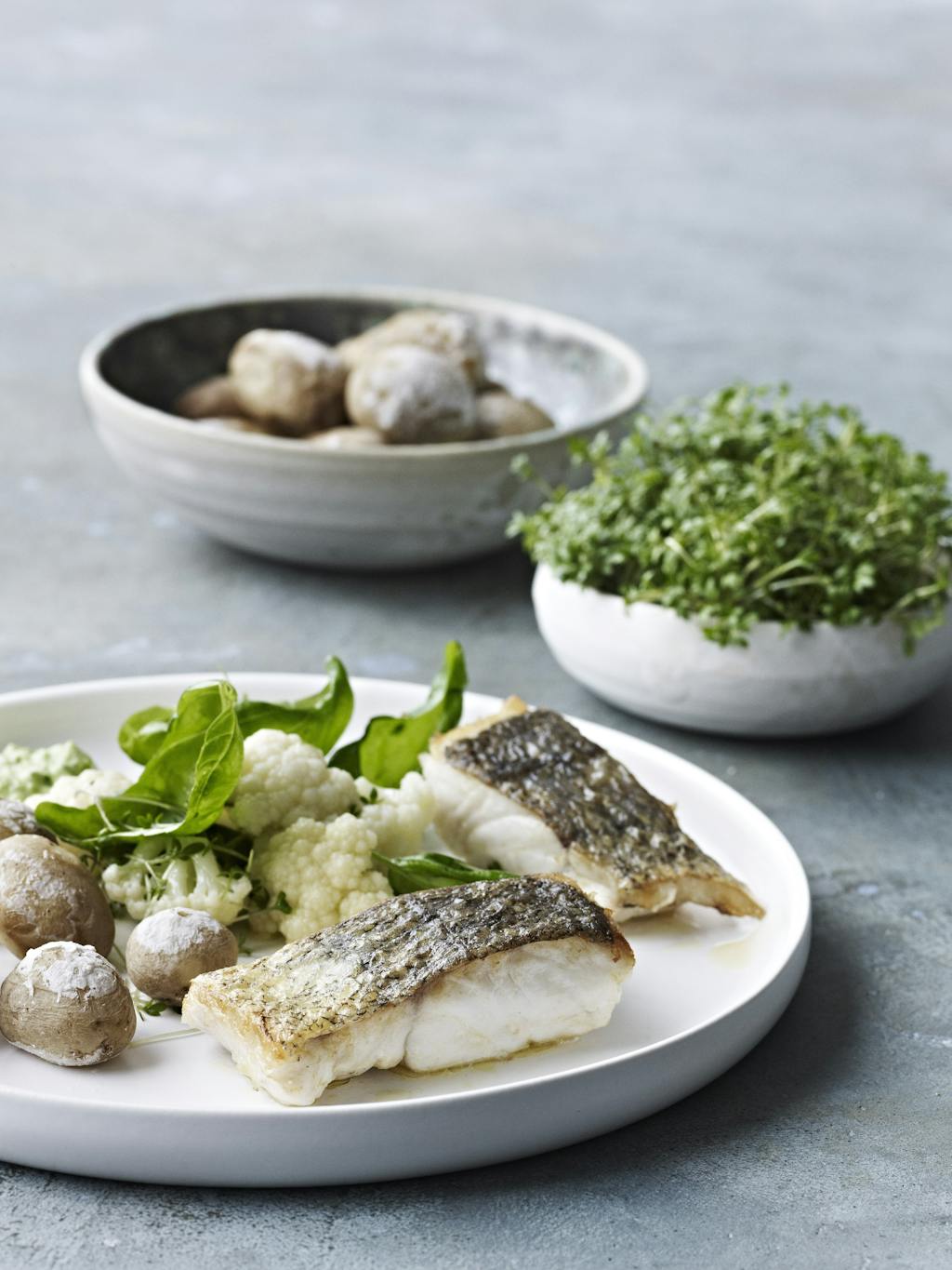  
Hovedrett: Skinnstekt lysing med saltbakte nypoteter og ertemajones