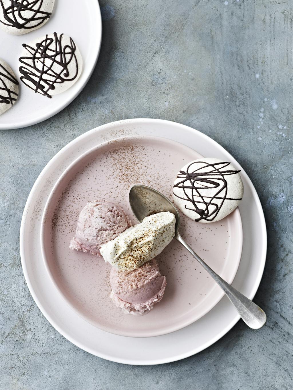  
Dessert: Jordbæris med kaffestøv og mandelmarengs