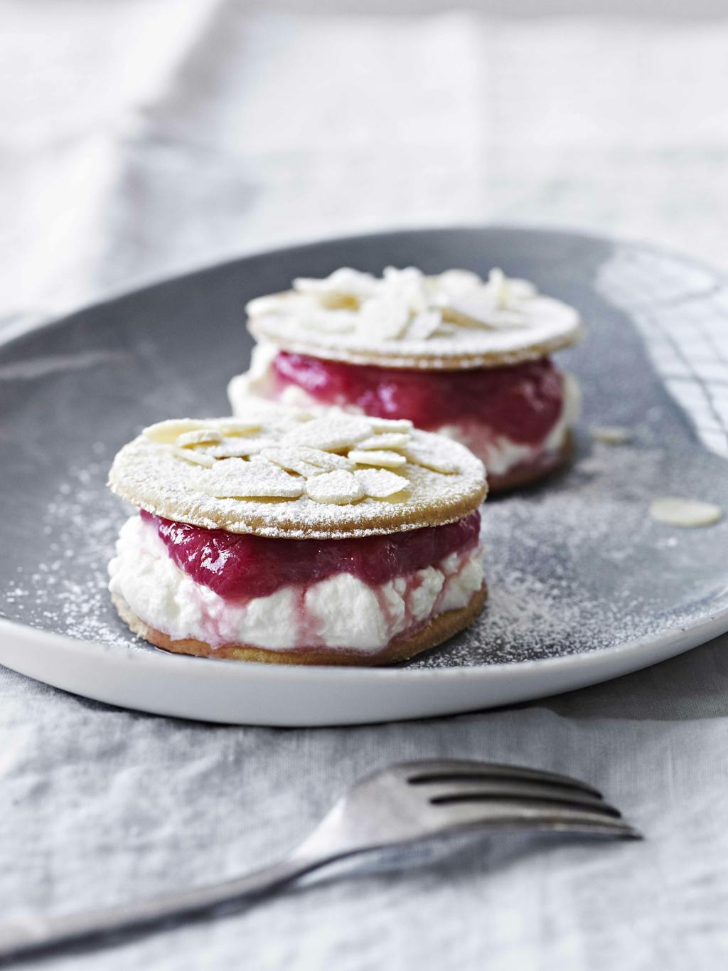  
Dessert: Tertekjeks med rabarbra- og mascarponekrem
