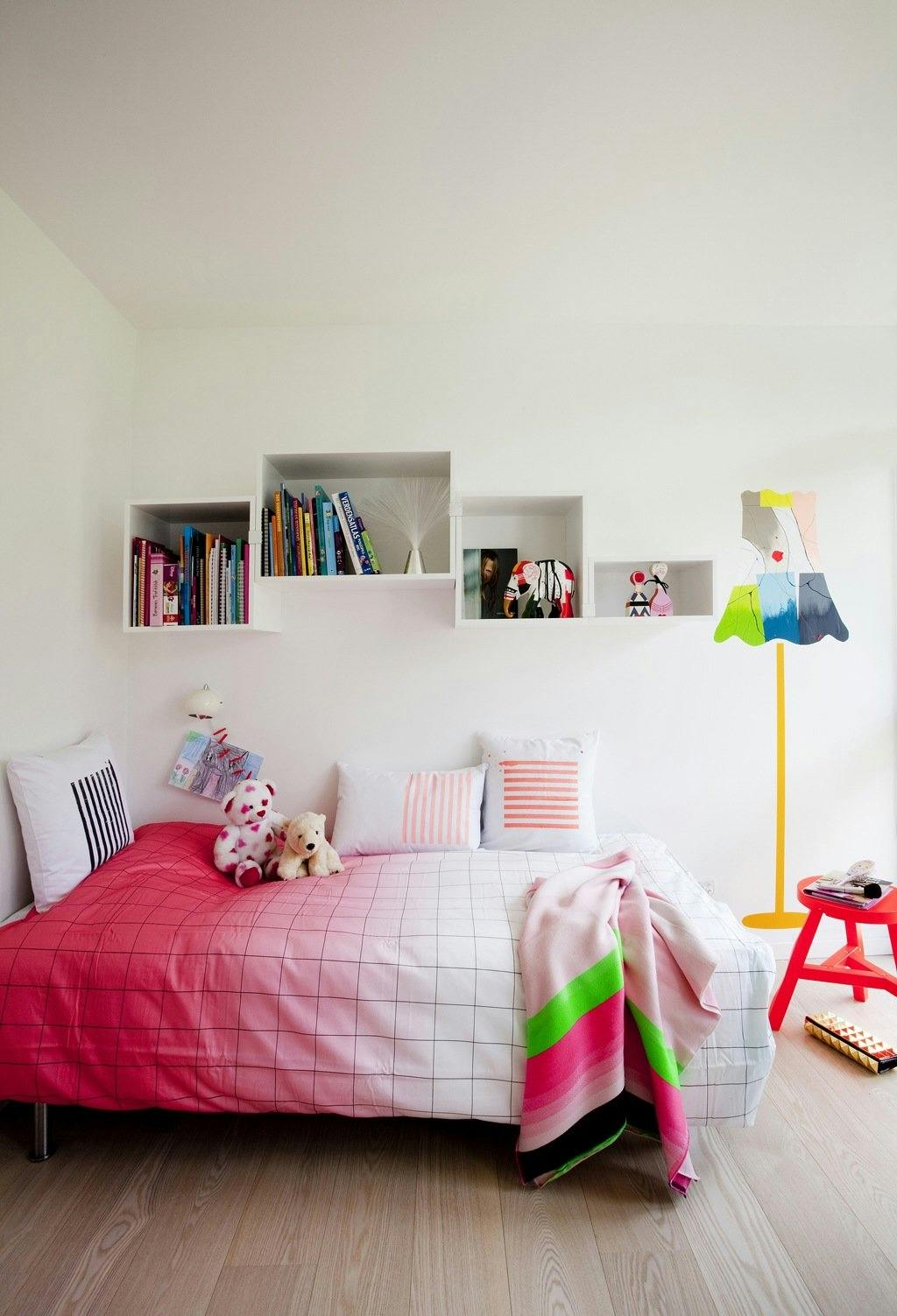 Tegneglade Sofia (6) har valgt seg rosa og rødt som signalfarger. Det hele tones ned med hvite vegger og møbler. 