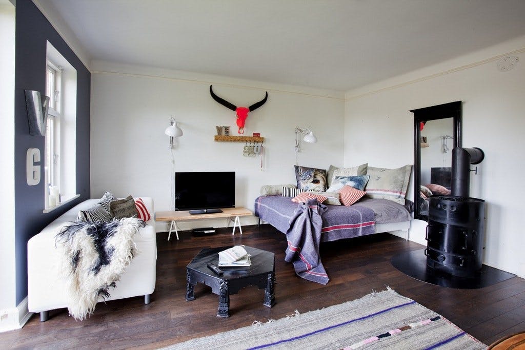 Viktor (16) er sin egen herre, med god plass til å ha venner på besøk. 