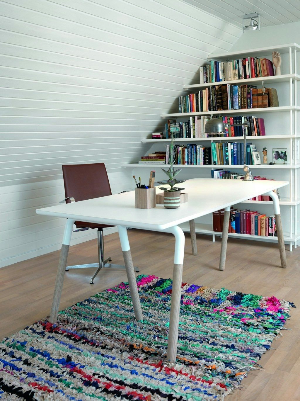 Fargerikt arbeidshjørne. Fargerikt arbeidshjørne.