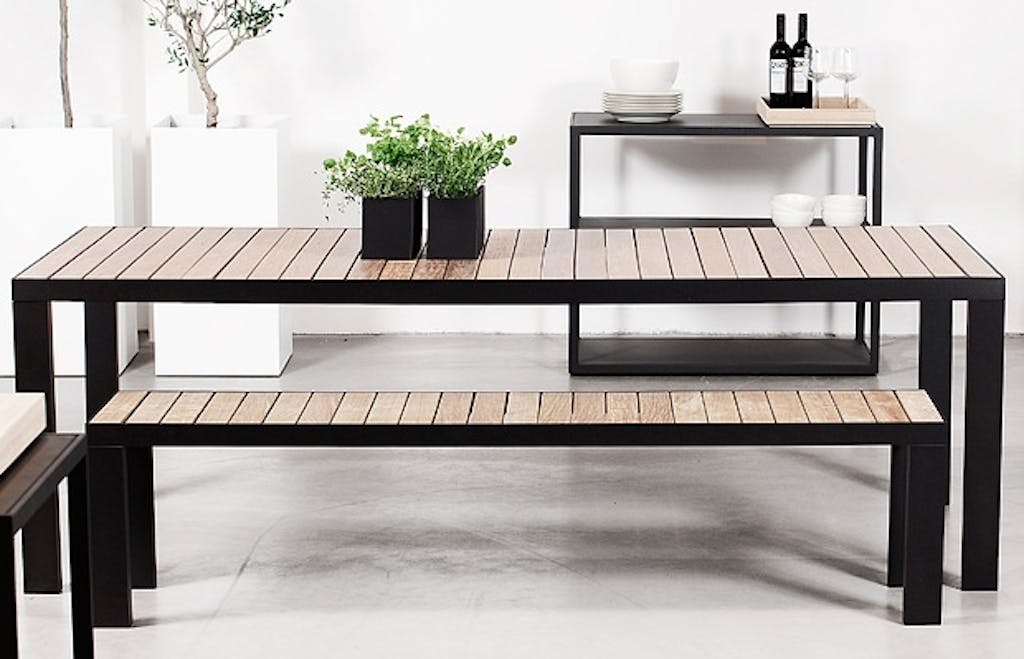 Minimalistisk hagebord og hagebenk