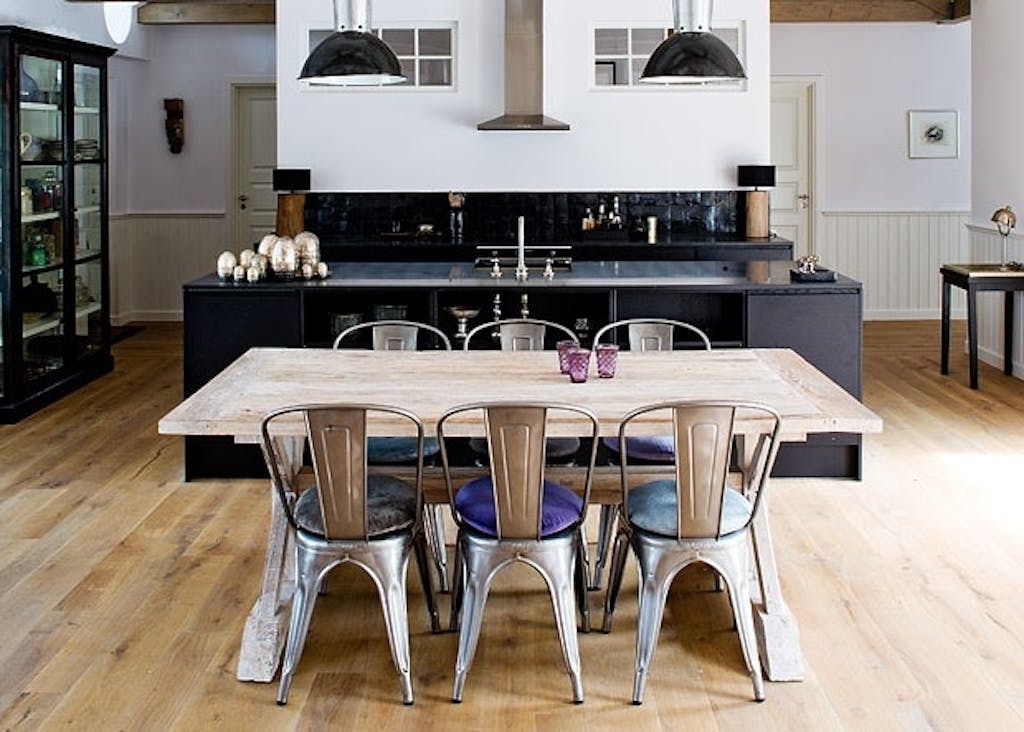 Kjøkken i røkt eik