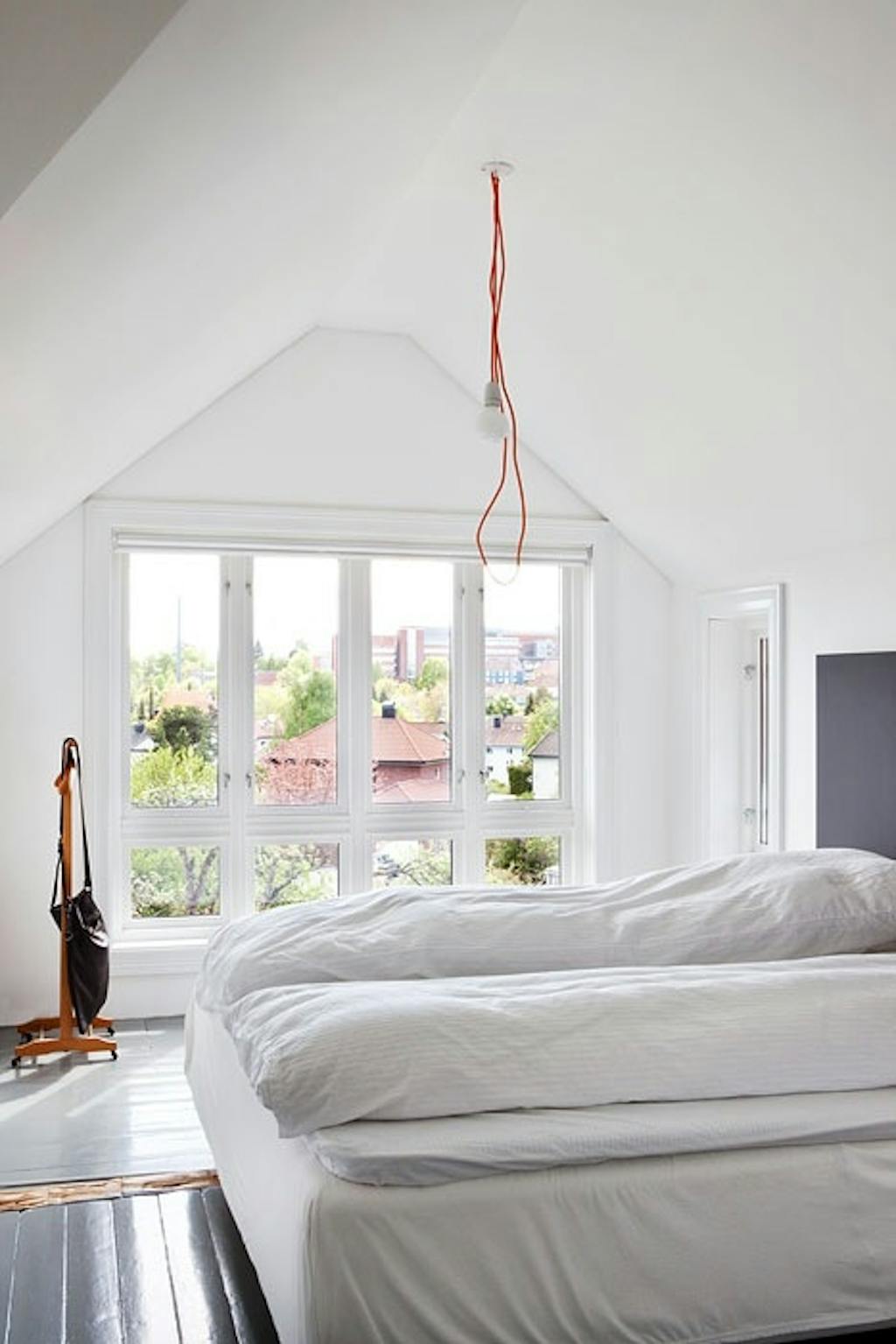 Lyst og nakent soverom