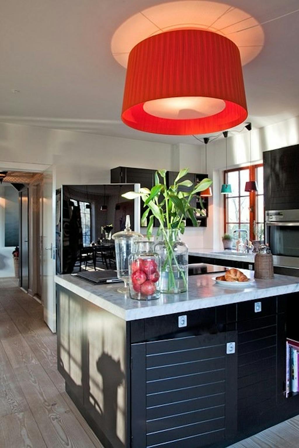 Sort kjøkken i lyst rom