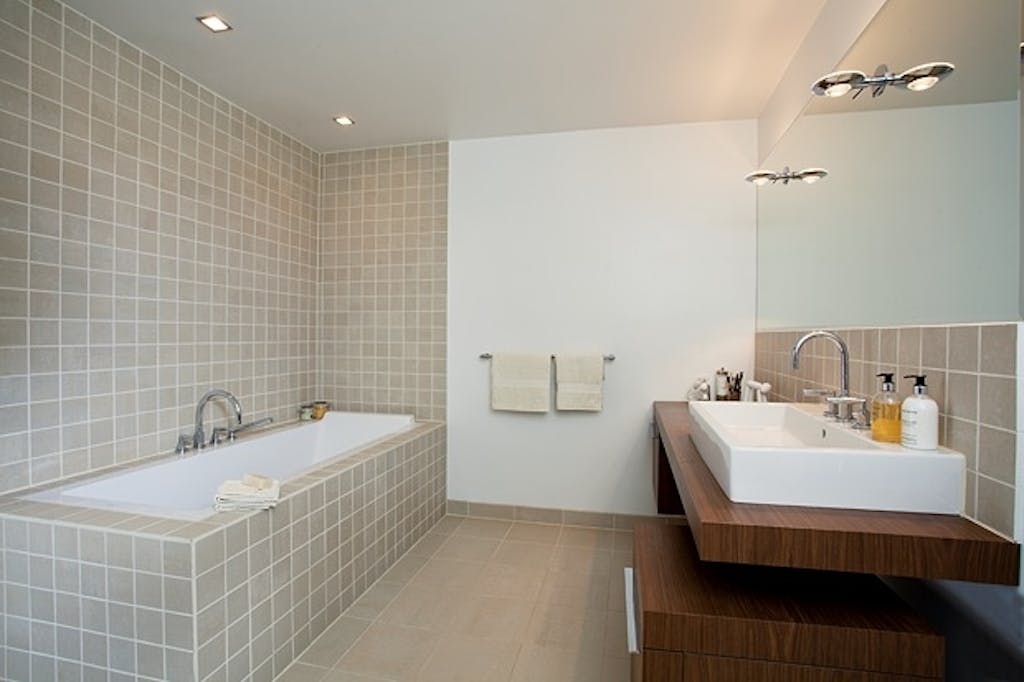 Lys integrert i speilet.