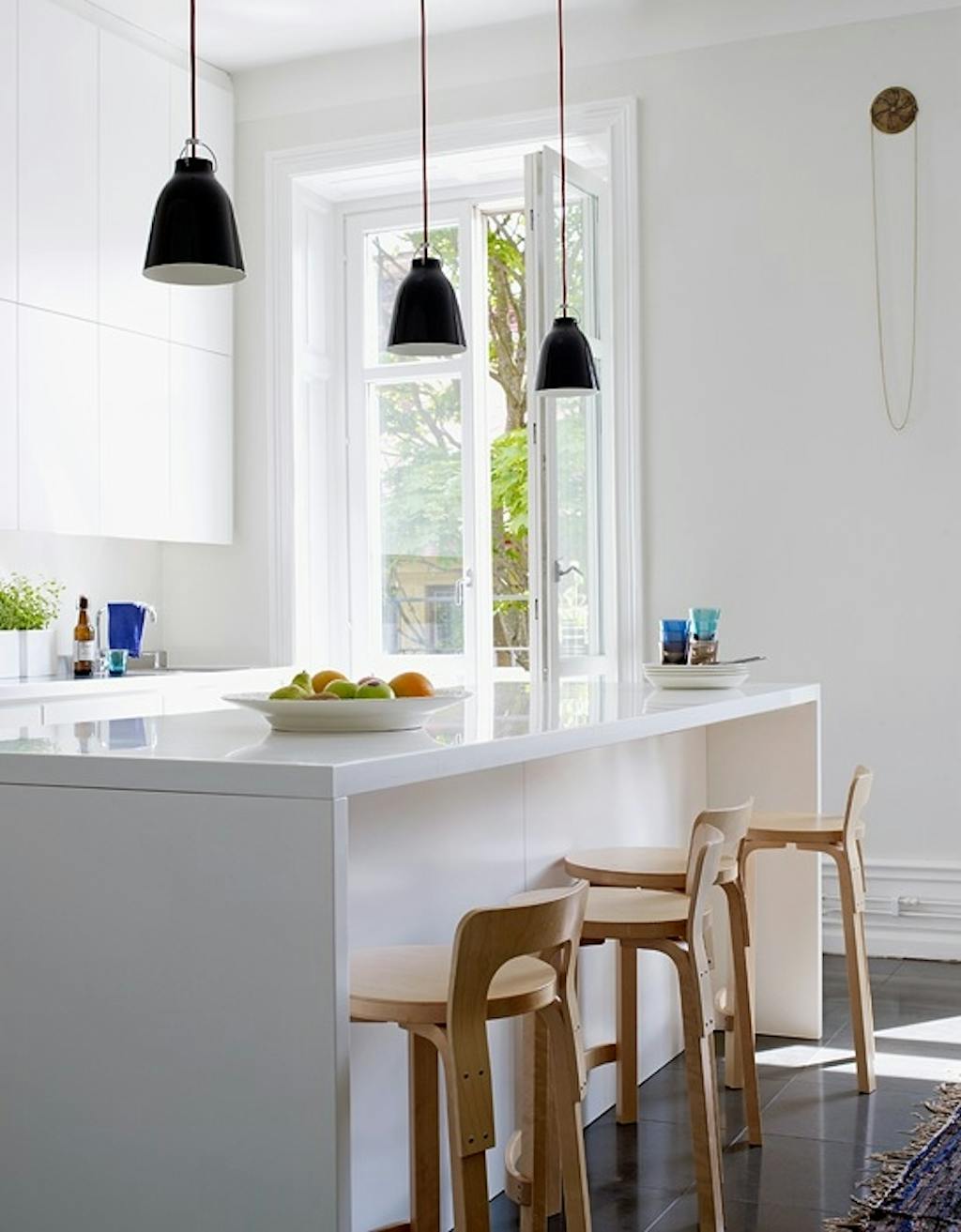 Kjøkkenøy med barkrakker