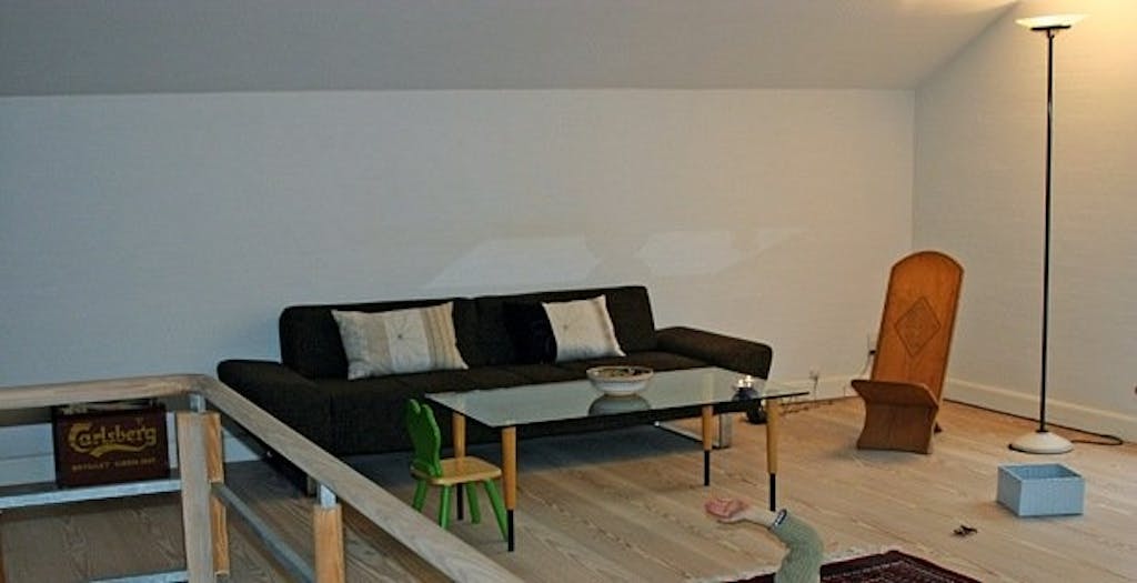 Før: Møbler langs veggene