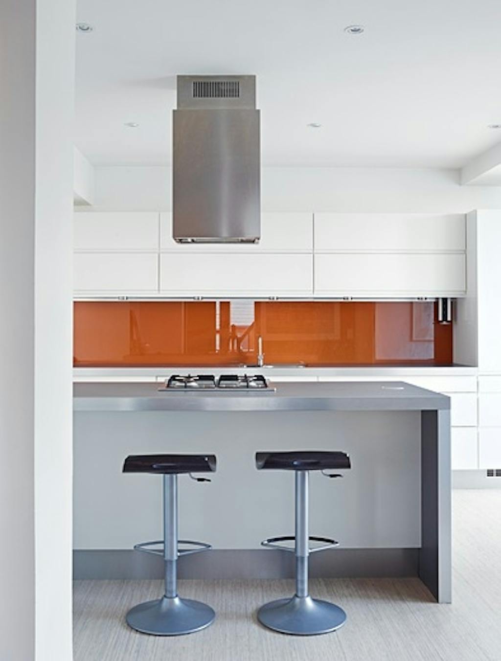 Glassplate over kjøkkenbenken