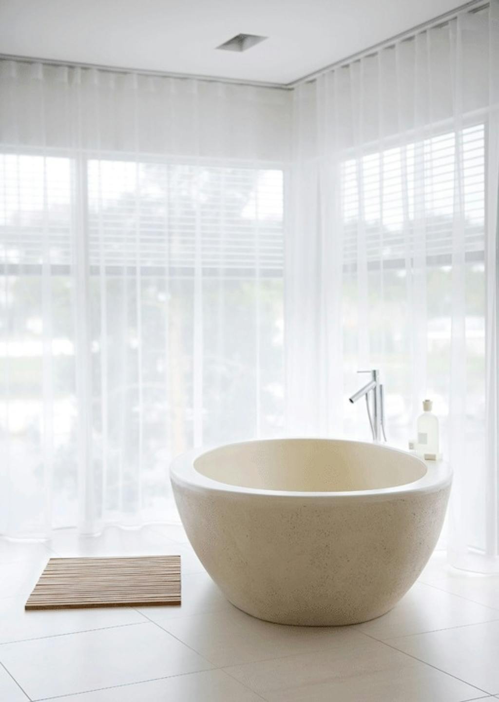 Åpen løsning mellom bad og soverom