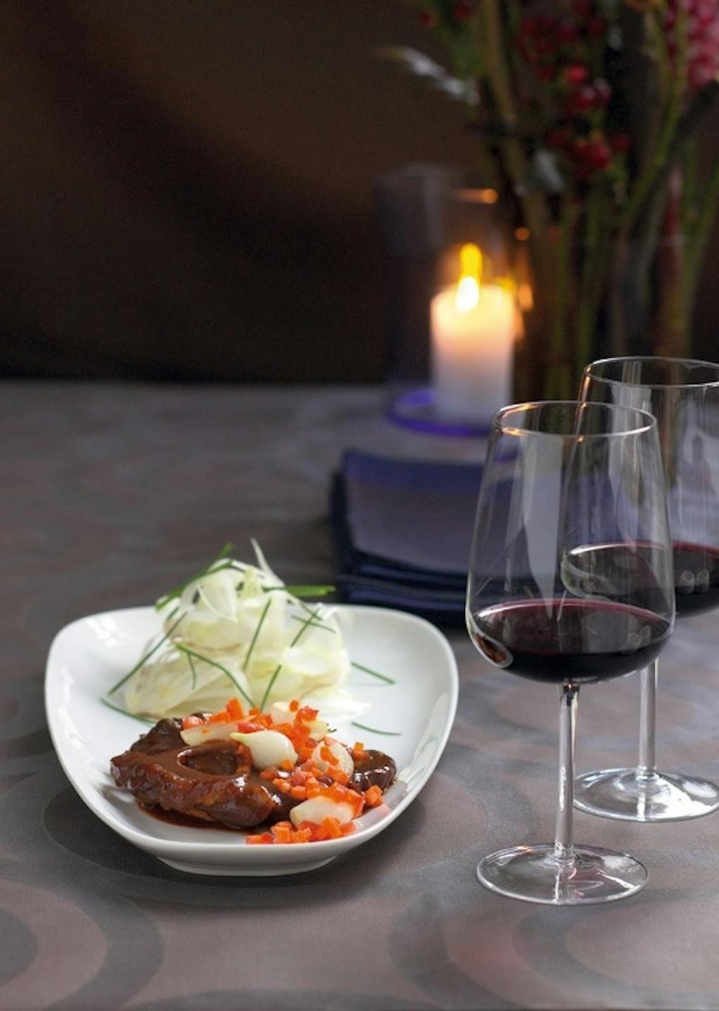 Urtebrassert kalveskank i egen saus med sprø grønnsaker og fennikelsalat.