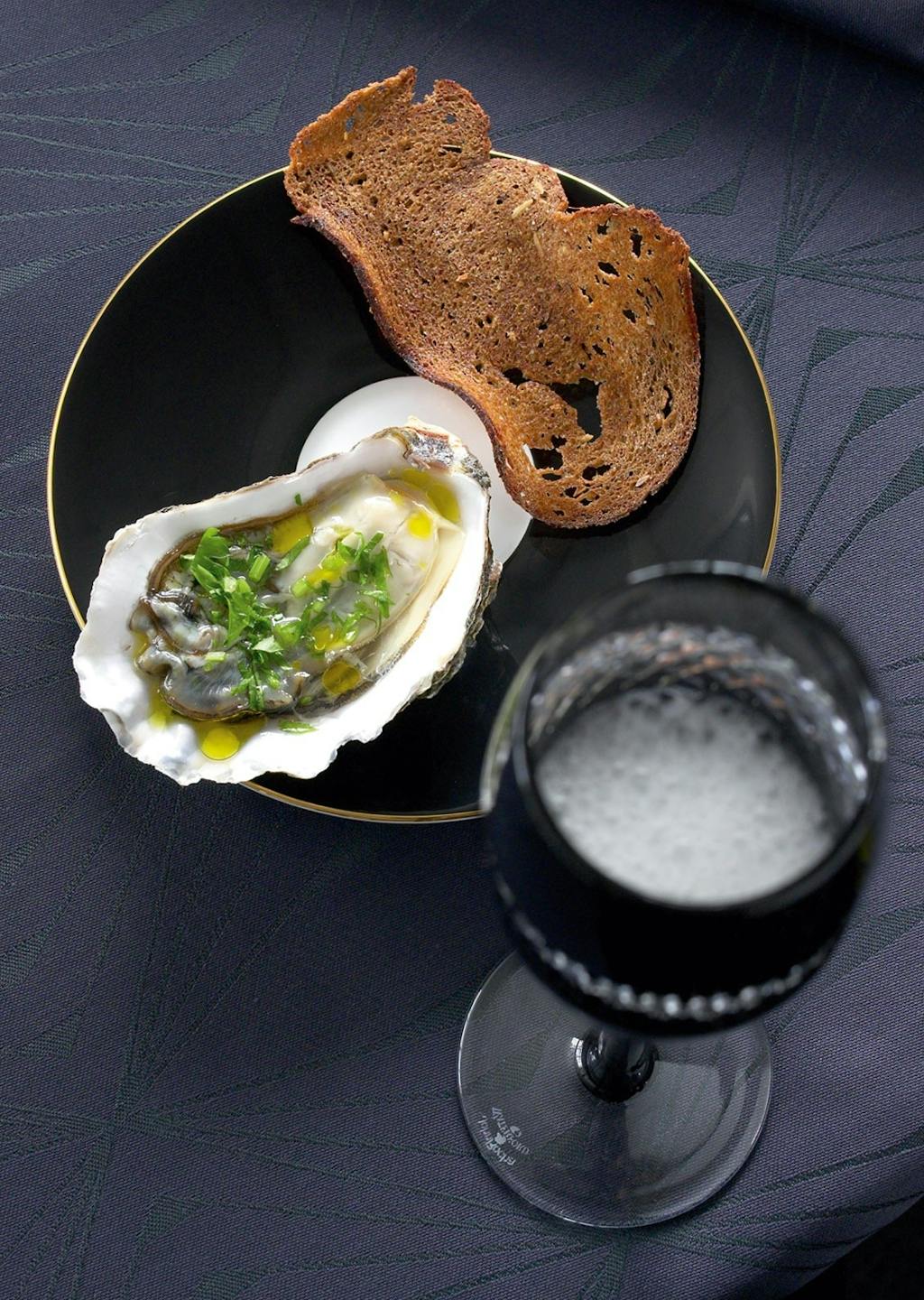 Østers med sitron, persille og rugbrødflak