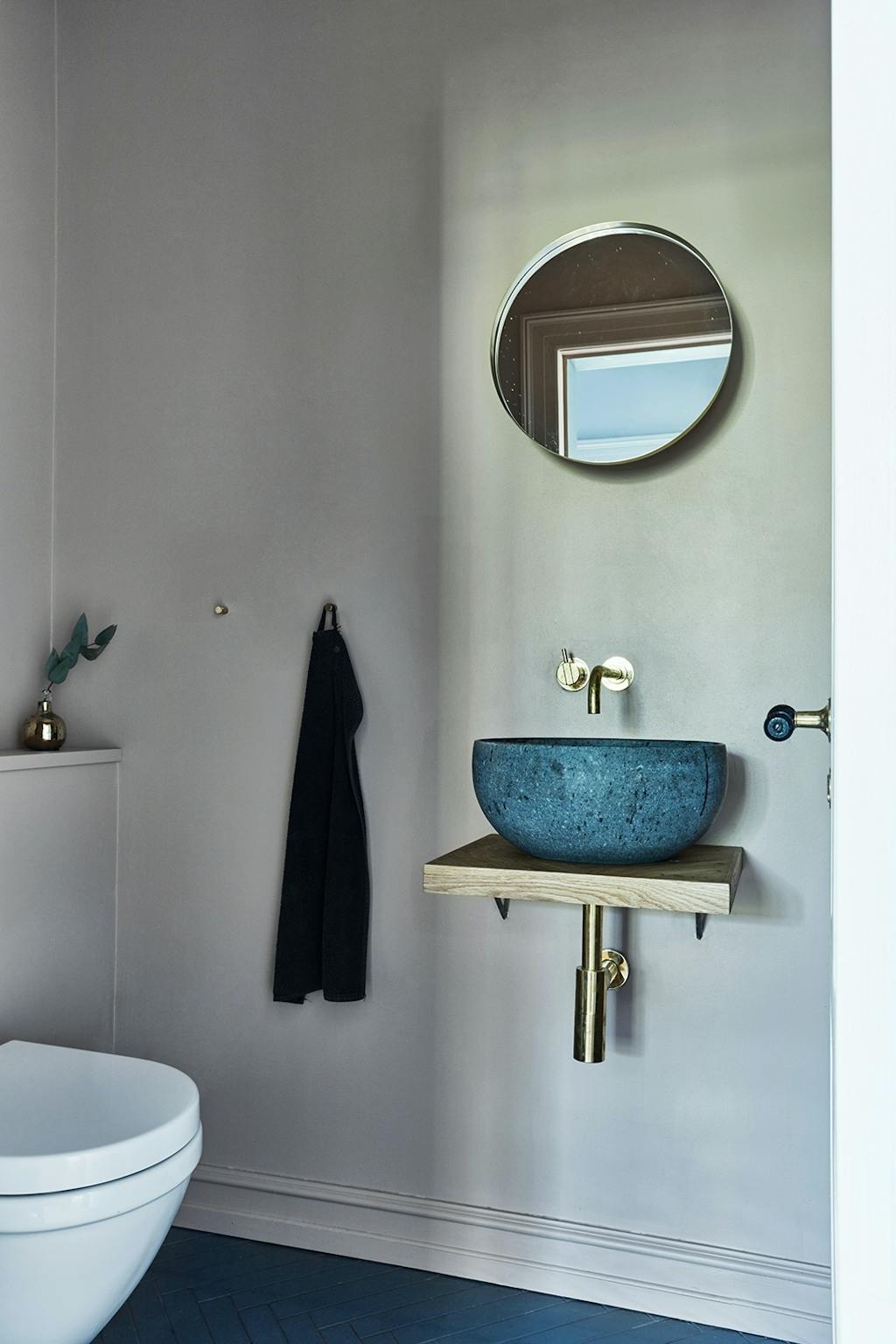 Gæstetoilet lavasten håndvask messing armatur Gæstetoilet lavasten håndvask messing armatur