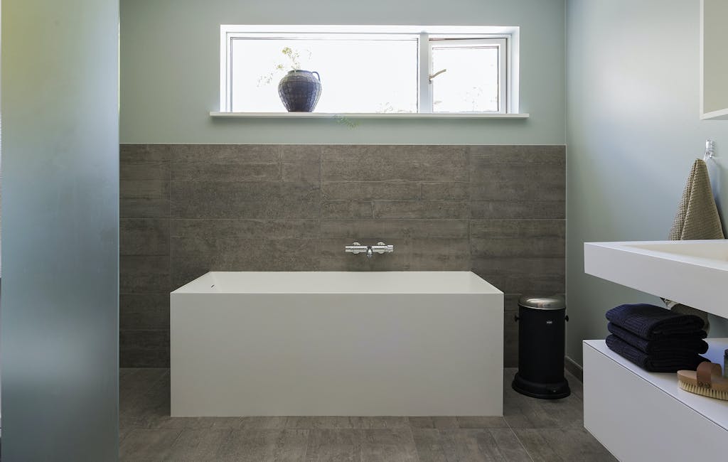 Indret med fliser på badeværelset