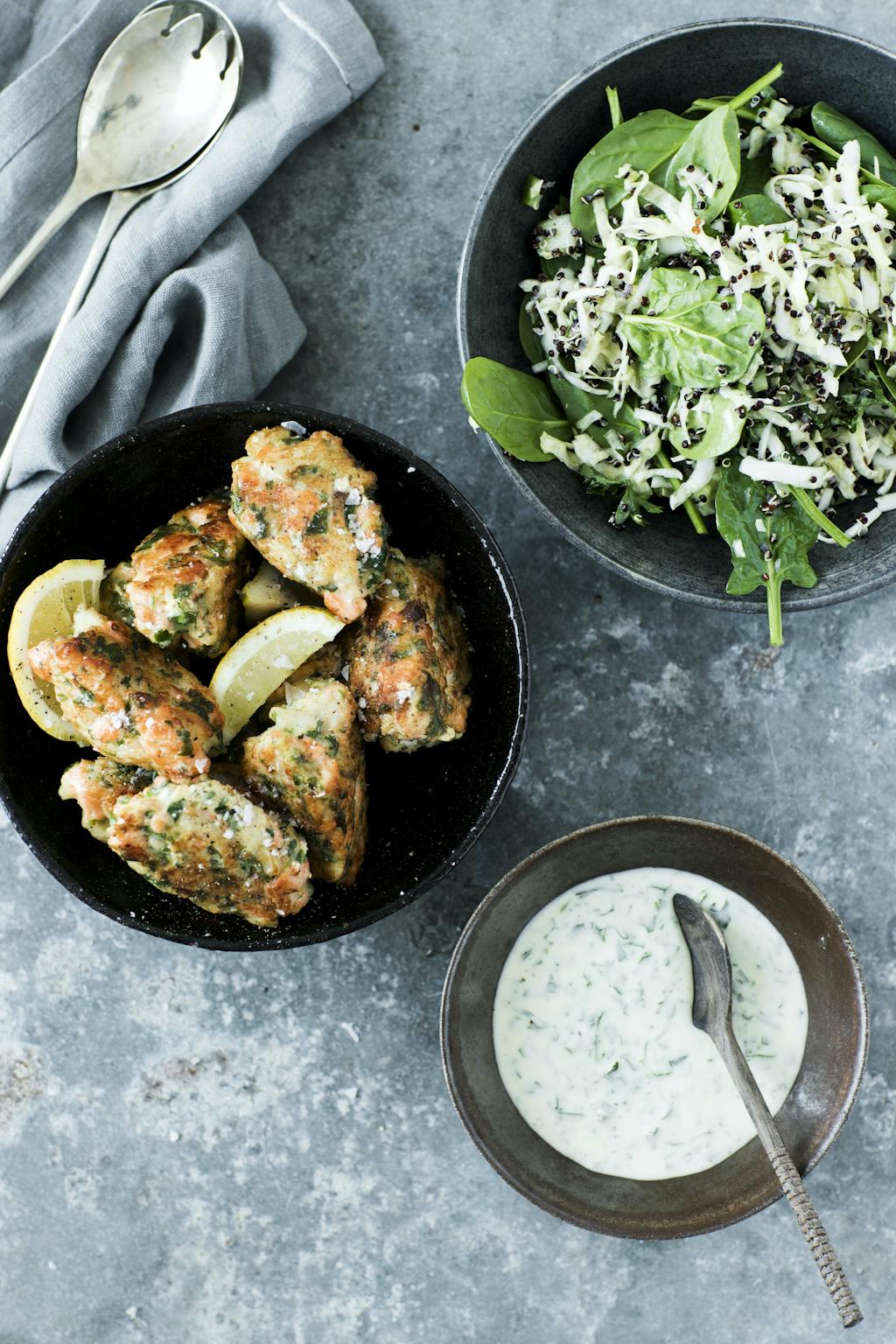 Fiskefrikadeller med sprød salat