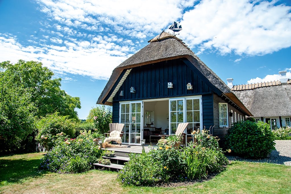 prydhave terrasse havemøbler blomster