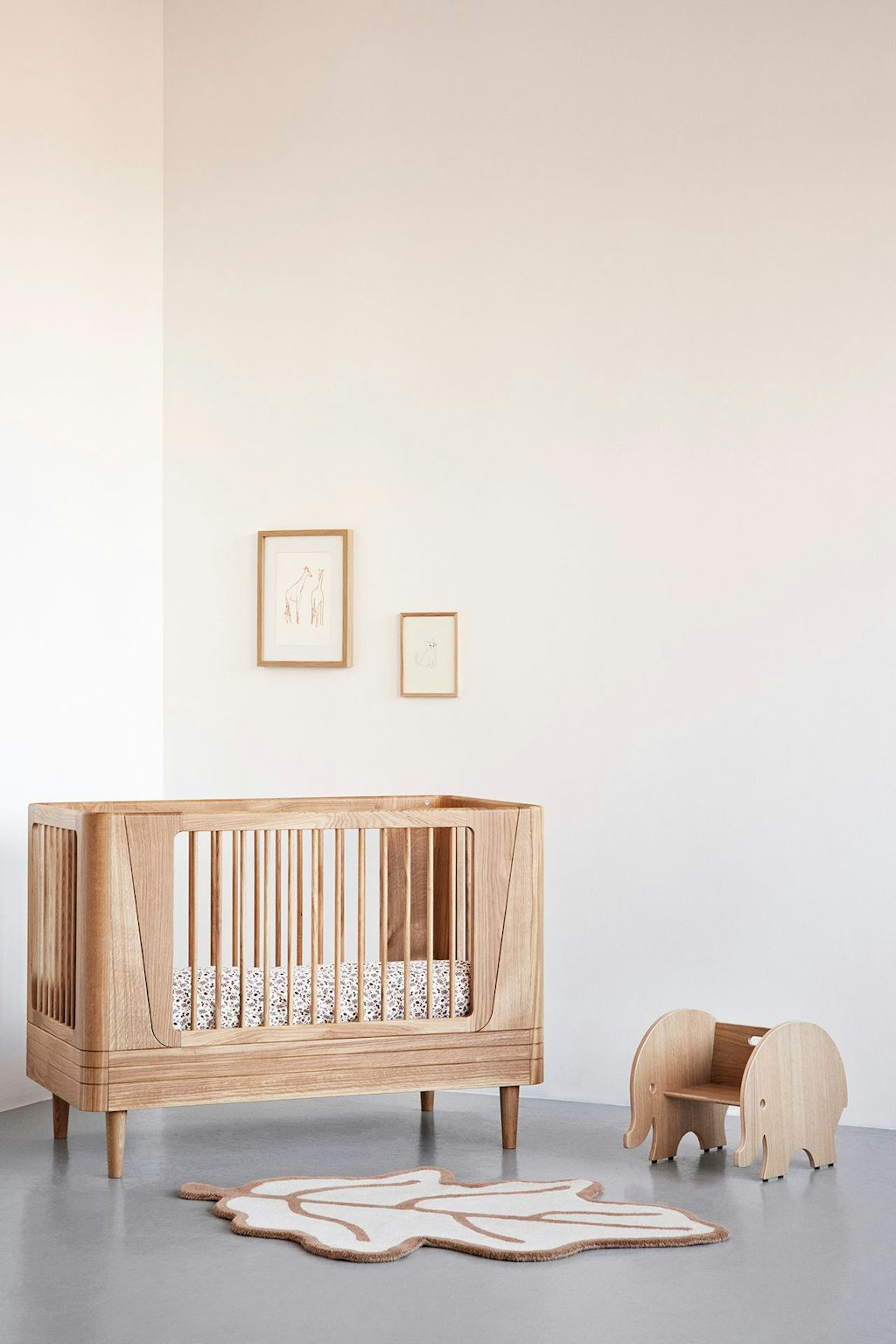 Nature Baby Bed fra We Are Bitte: Børneseng i massivt egetræ Nature Baby Bed fra We Are Bitte: Børneseng i massivt egetræ
