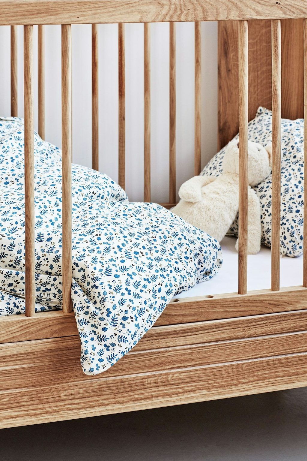 Nature Baby Bed fra We Are Bitte: Børneseng i massivt egetræ Nature Baby Bed fra We Are Bitte: Børneseng i massivt egetræ
