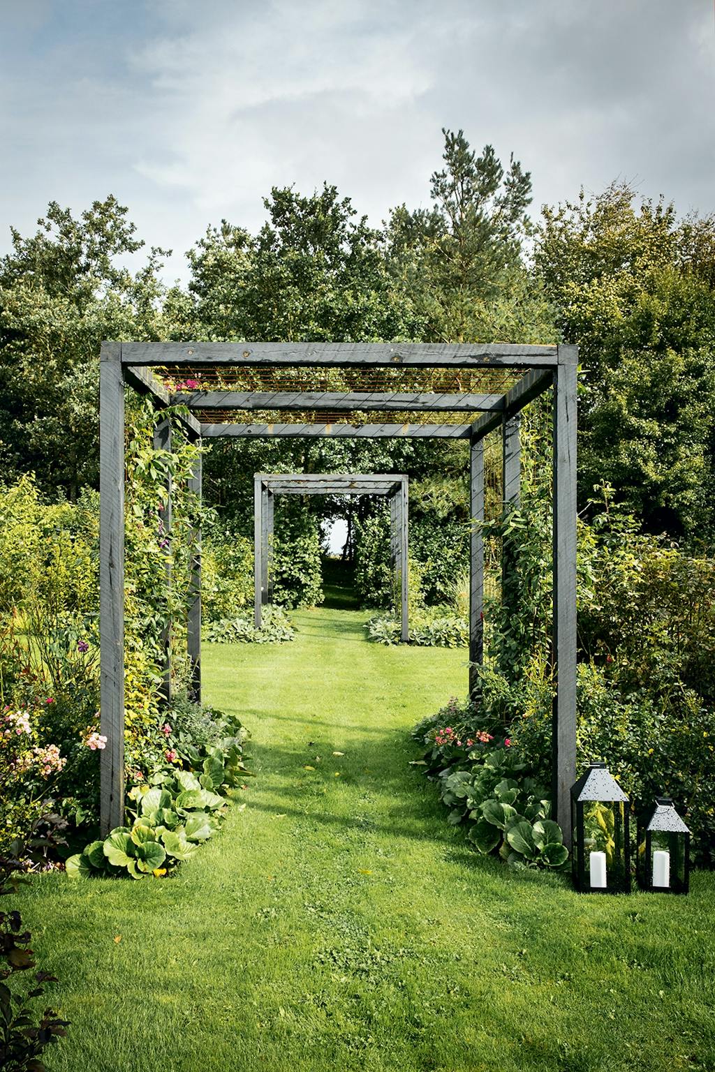 Pagola klatreplanter blomsterhave lanterner