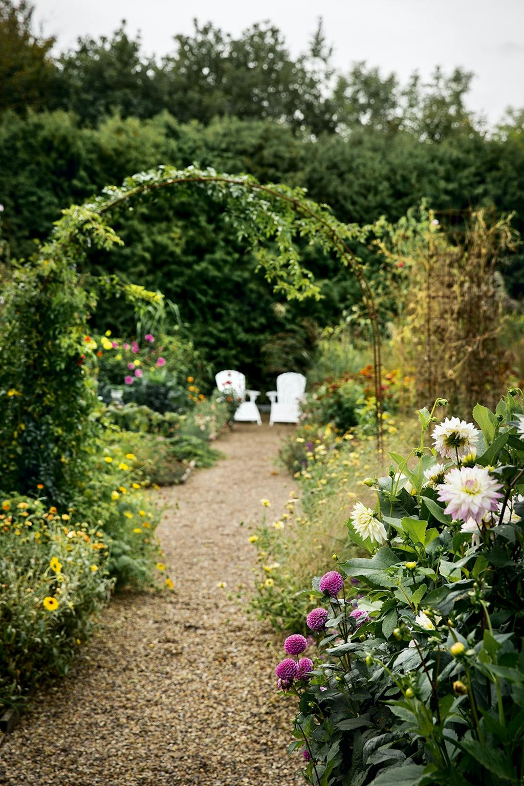 køkkenhave hvide havemøbler blomsterbed