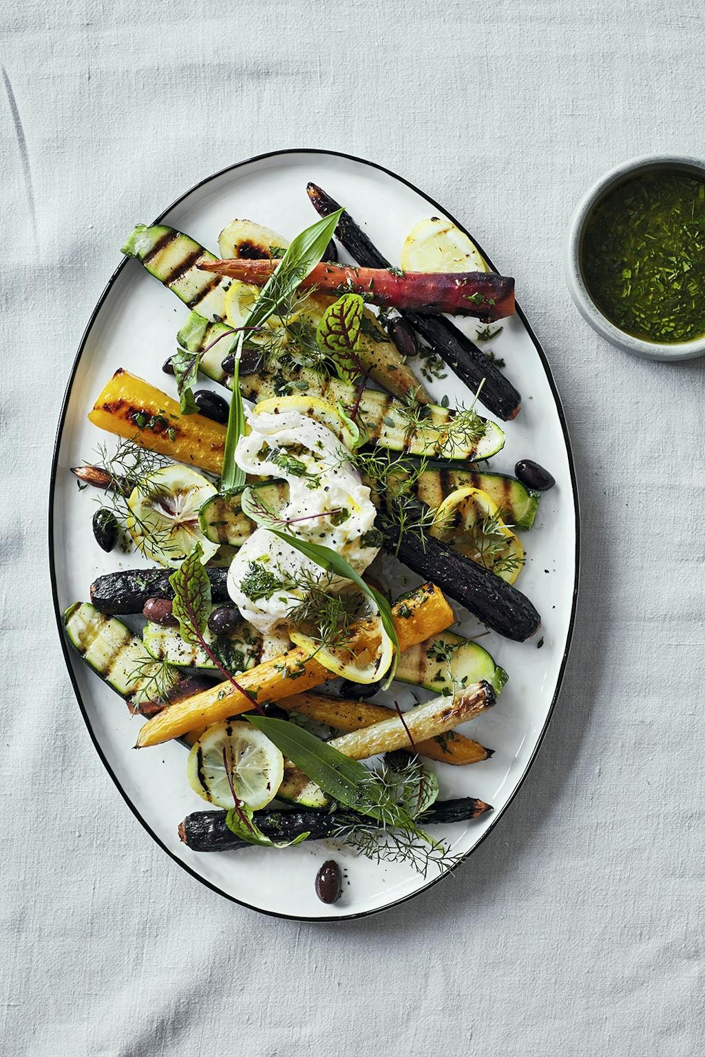 Grillede små nye grøntsager med citron, oliven og burrata