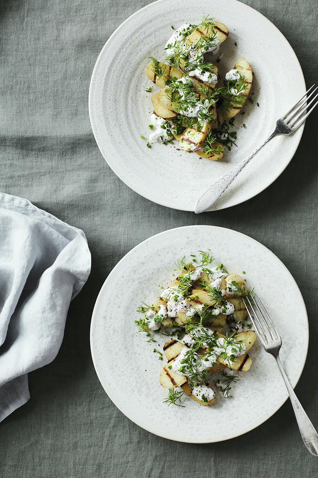 Grillet kartoffelsalat med sauce tartare krydderurter