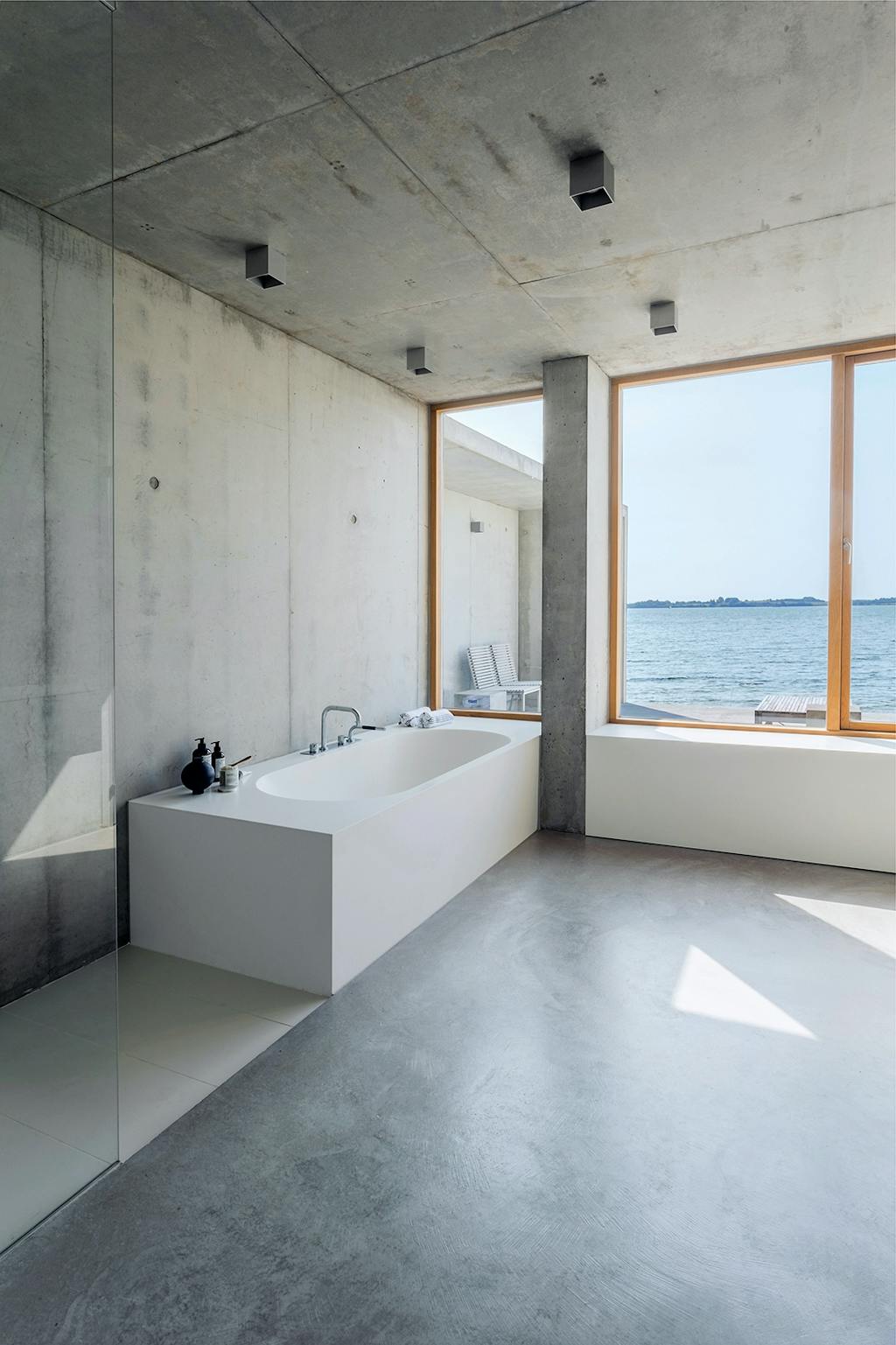 Badeværelset Badeværelse badekar beton Flensborg Fjord minimalistisk