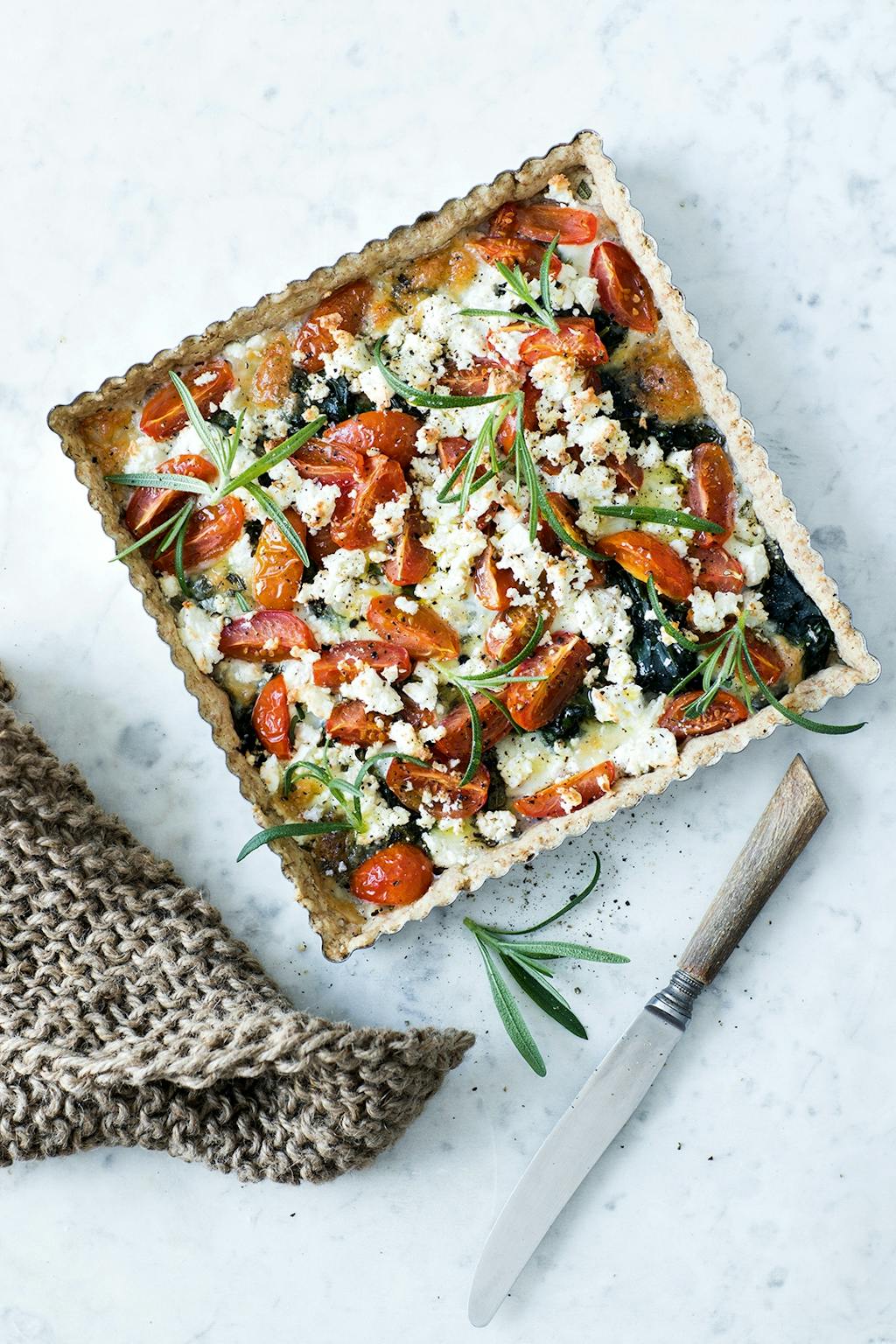 Tomattærte med spinat, rosmarin og gedeost