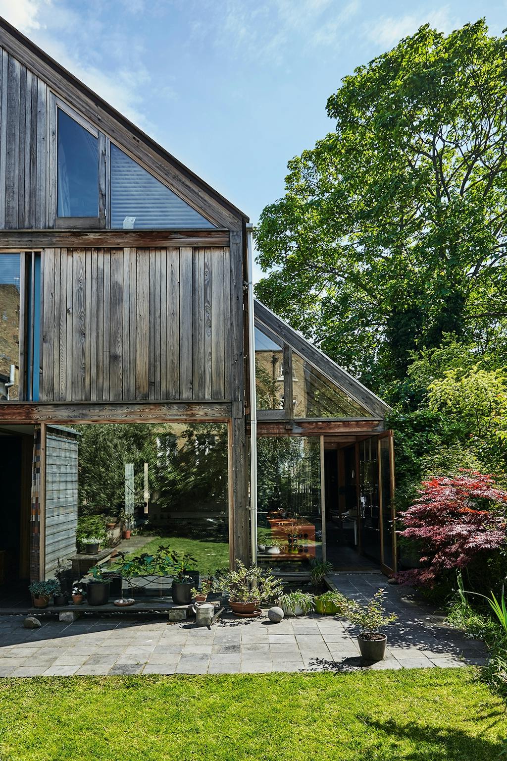 Husfacede i træ og vinduer