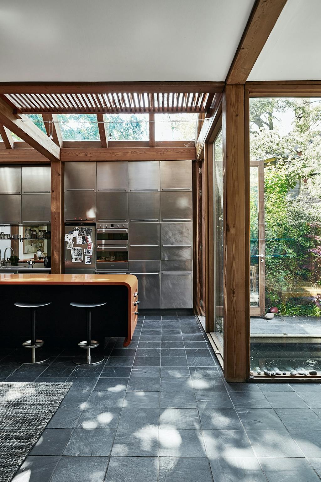 Køkken med vinduer og stålskabe