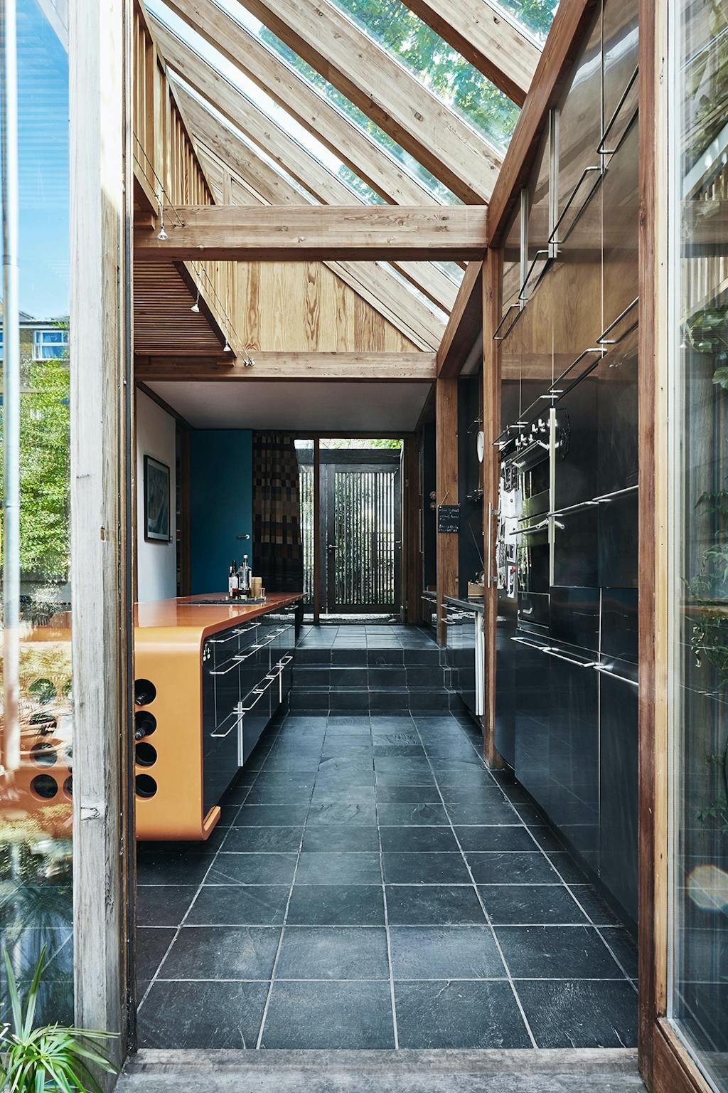 Køkken med stållåger og vinholder